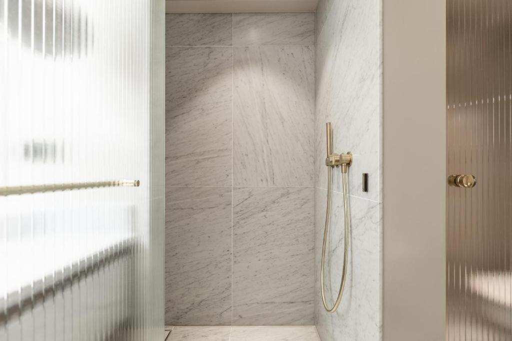 Hotel 717 Амстердам Екстериор снимка A shower