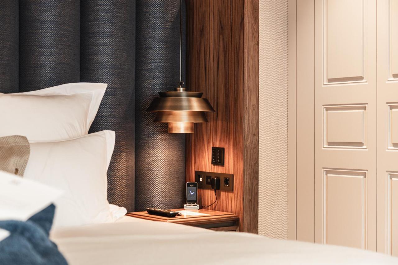 Hotel 717 Амстердам Екстериор снимка A bedside table with a built-in USB charger