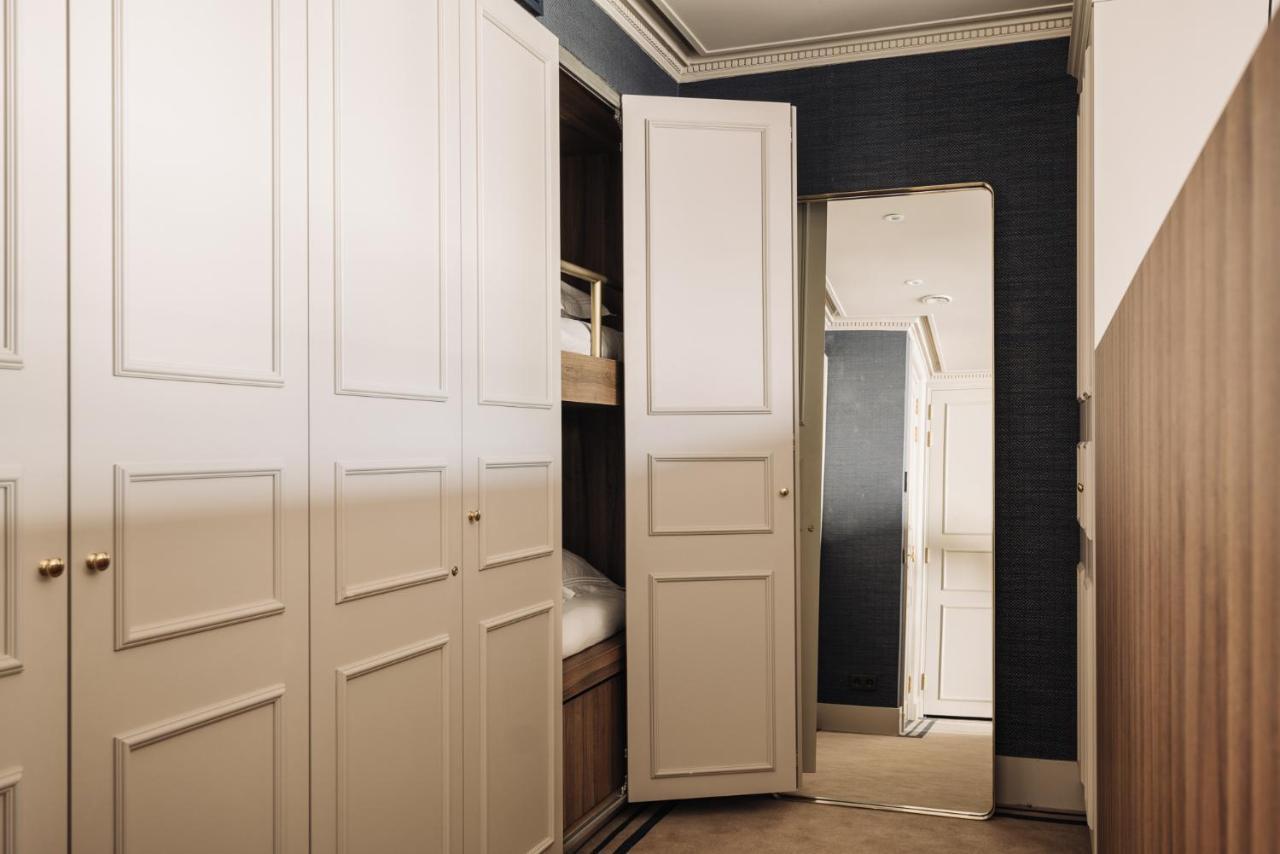 Hotel 717 Амстердам Екстериор снимка A typical wardrobe
