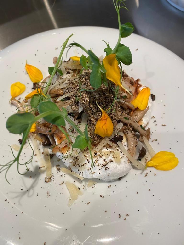 Hotel 717 Амстердам Екстериор снимка A dish of goat's cheese with honey and flowers