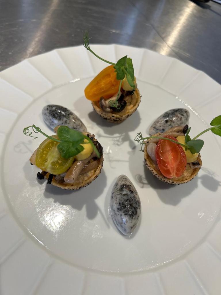 Hotel 717 Амстердам Екстериор снимка Quail egg canapés
