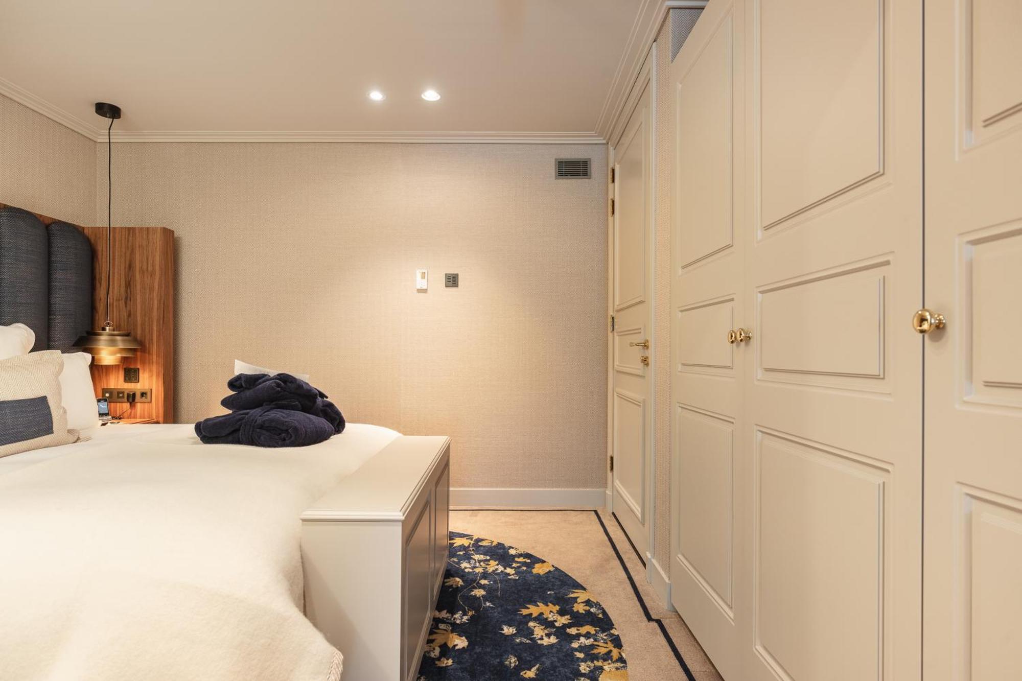 Hotel 717 Амстердам Екстериор снимка A bedroom with a built-in wardrobe